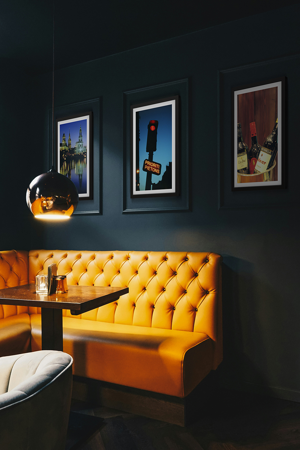 Vieunite Pro digital art display in a gentlemen's club